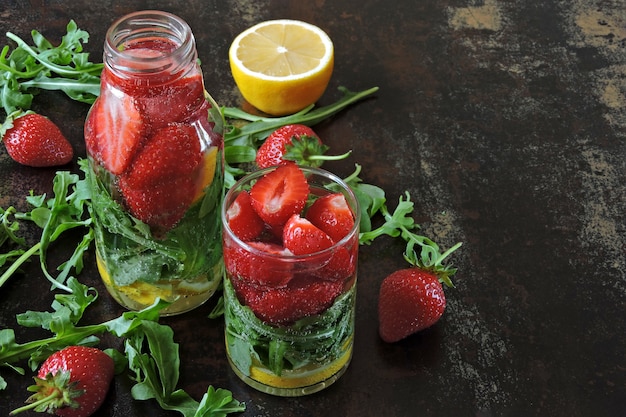 L&#39;été rafraichissant désintoxication boire de la roquette fraise citron.