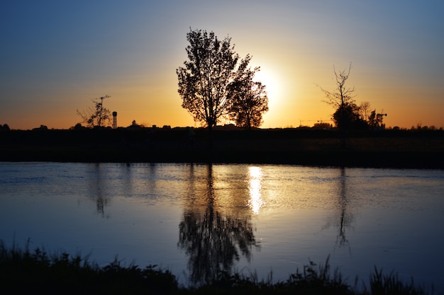 été sur la rivière avec un incroyable coucher de soleil coloré