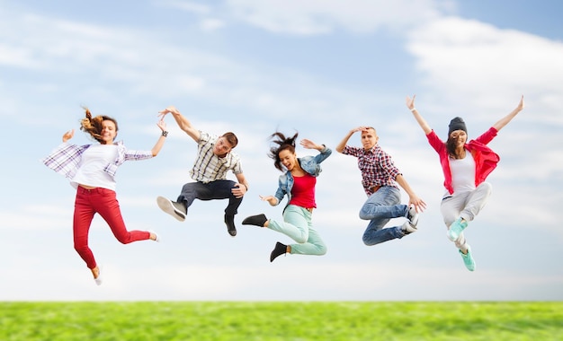 été, sport, danse et concept de style de vie chez les adolescentes - groupe d'adolescents sautant