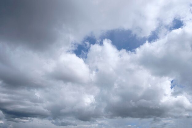 étendue illimitée du ciel avec des cumulus et des rayons du soleil moments de l'aube et du coucher du soleil