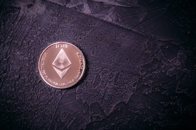 Ethereum de crypto-monnaie sur la surface en béton