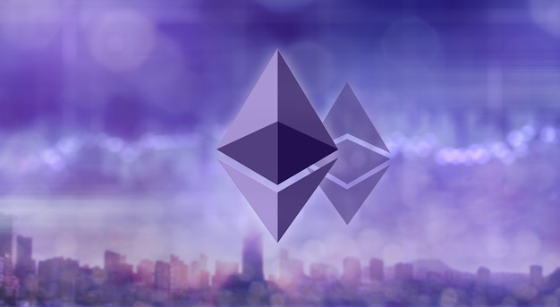 Ethereum et Ethereum icônes classiques sur fond ultraviolet flou d'une ville moderne. Concept blockchain et concept technologique