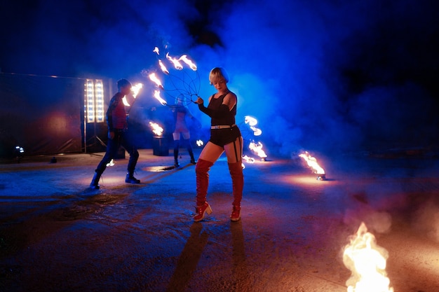 Des étincelles, des décorations avec des feux d'artifice à l'extérieur.