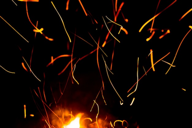 Photo des étincelles de feu dans la nuit.