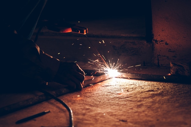 Les étincelles de flamme sont causées par le soudage.