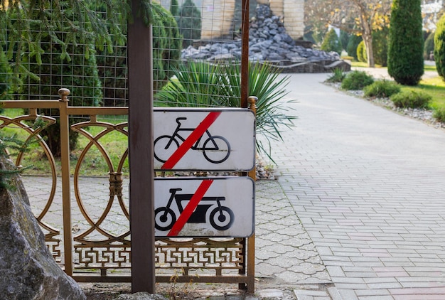 Photo Étiquette d'avertissement il est interdit de faire du vélo ou du scooter dans le parc