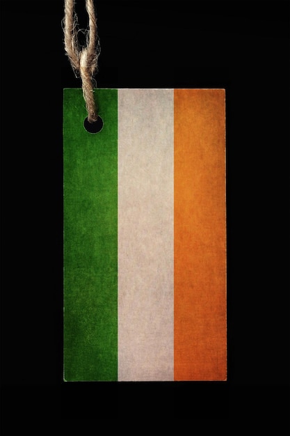 Etiquette en carton aux couleurs du drapeau Irlande avec un fil sur fond noir