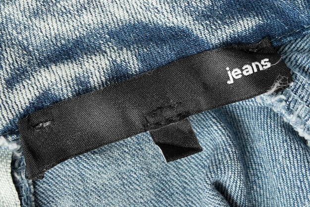 L'étiquette du vêtement dit jeans