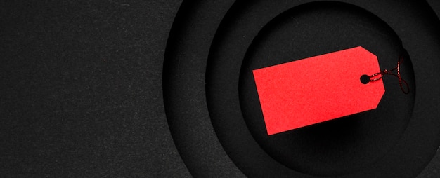 Étiquette de prix rouge sur fond noir espace copie
