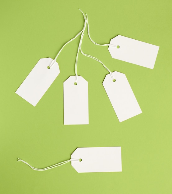 Photo Étiquette rectangulaire en papier blanc sur une corde