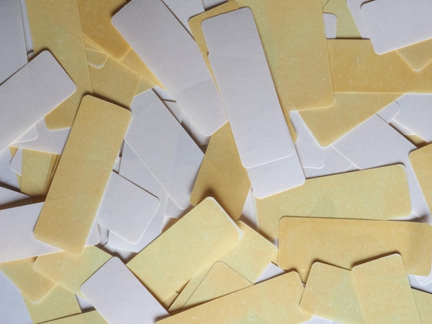 Étiquettes blanches et jaunes