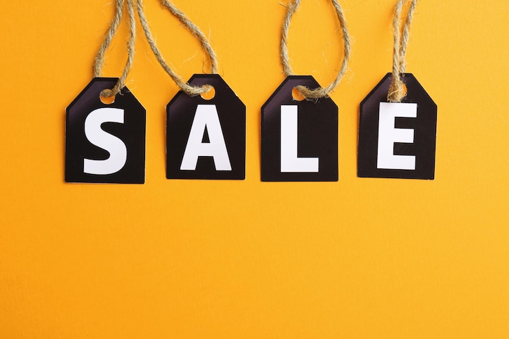 Photo étiquettes de vente sur fond de couleur
