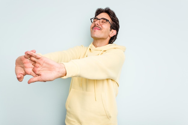 Étirement des bras en position détendue