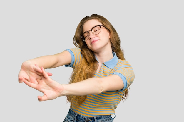 Photo Étirement des bras en position détendue