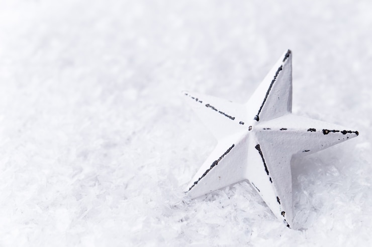 Photo étoile d'argent avec des boules de noël sur le fond étincelant.