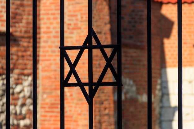 L'étoile juive de David sur la clôture métallique