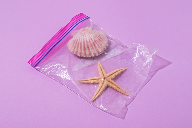 Photo Étoile de mer à angle élevé dans un sac en plastique