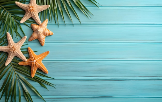 Étoile de mer et feuilles de palmier sur fond de bois bleu Vue de dessus avec espace de copie