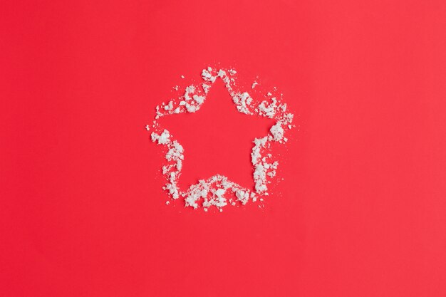 Étoile Et Neige Sur Fond Rouge. Composition De Noël