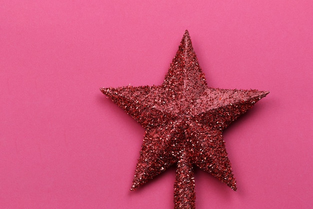 L'étoile rouge isolée décore le sommet d'un pin pour Noël ou le Nouvel An