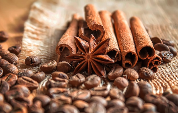 Photo Étoiles d'anis et cannelle sur grains de café torréfiés.focus sélectif .nourriture