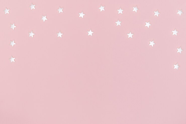 Étoiles blanches sur une surface rose