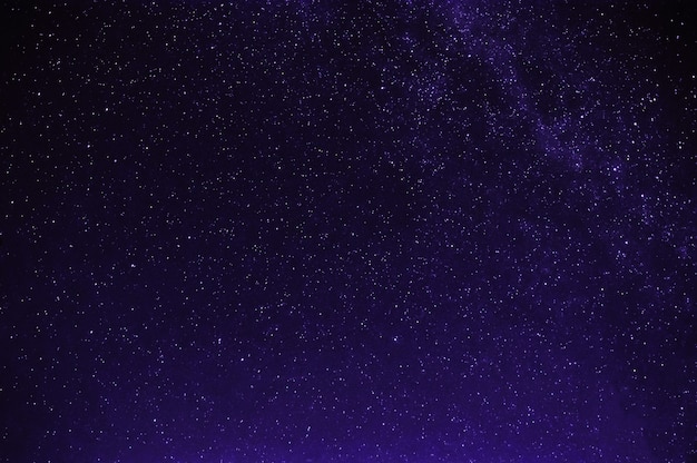 Étoiles dans la nuit ciel étoilé noir violet avec la voie lactée