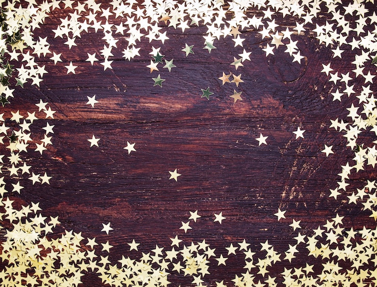 Photo étoiles dorées scintillantes sur fond de bois grunge. fond de vacances