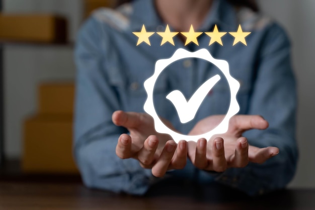 Photo Étoiles sur la main évaluation après service évaluation concept d'évaluation d'entreprisexdxa
