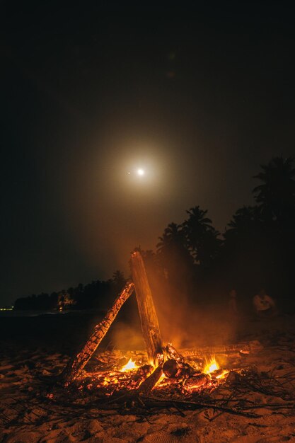 Avec des étoiles nées de feu dans le campement