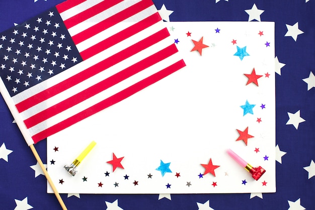 étoiles de papier rouges et bleues confettis pour usa