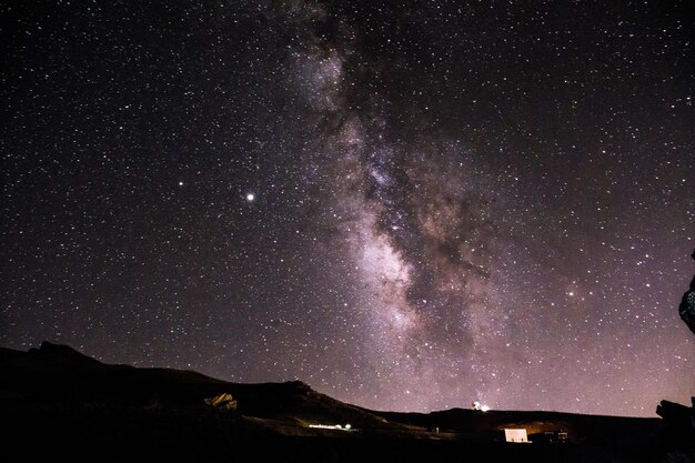 Les étoiles qui brillent dans le ciel la nuit sont parfaites pour les papiers peints.