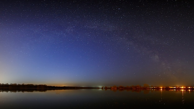 Les étoiles de la Voie lactée dans le ciel avant l'aube