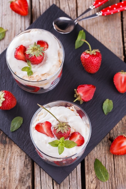 Eton Mess - Fraises à la crème fouettée et meringue