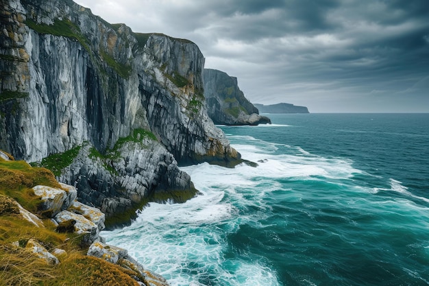 Une étonnante falaise escarpée se dresse sur un fond d'eau tranquille créant une scène à couper le souffle côte pittoresque avec des falaises abruptes et des vagues écrasantes générée par l'IA