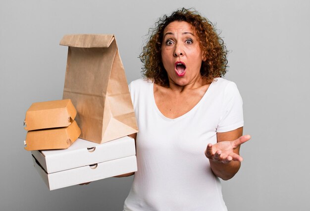 Photo Étonné choqué et étonné d'une incroyable surprise