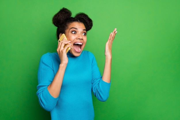 étonné excité dame tenir le téléphone bavarder