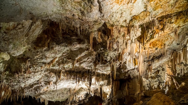 D'étranges formations rocheuses souterraines dans un système de grottes