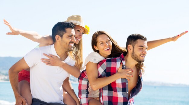 étreindre les couples sur la plage