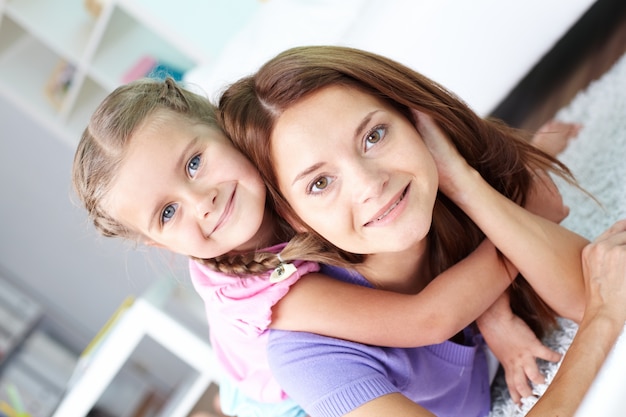 étreindre étreinte enfance charmante femme