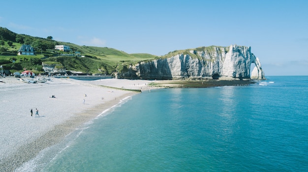 ETRETAT, FRANCE - 17 juin 2017: Etretat - mer turquoise et falaise d'albâtre. Etretat est une commune française, située dans le département de la Seine-Maritime et la région Normandie.