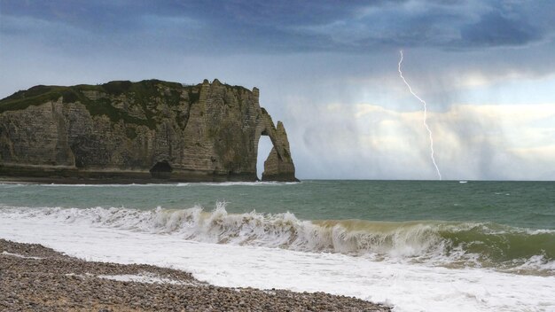 Photo etretat en normandie avec des falaises et une aiguille