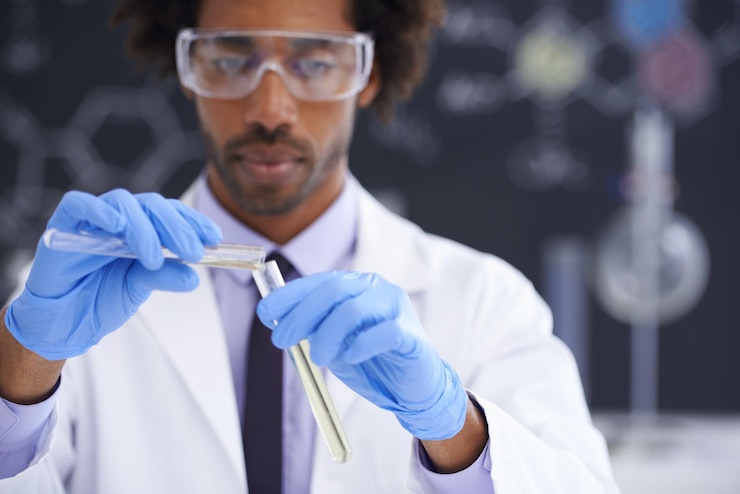Photo étude scientifique en éprouvette et homme scientifique dans un laboratoire pour une étude de recherche clinique ou une expérience de réaction chimique flacon médical et expert en soins de santé masculin avec évaluation de médicaments ou examen pharmaceutique