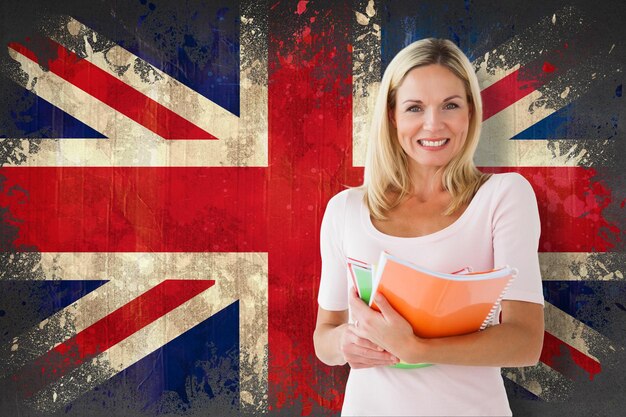 Photo Étudiant adulte souriant contre le drapeau union jack en effet grunge