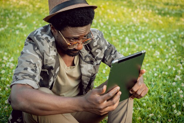 Photo Étudiant africain dans le parc.