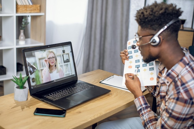 Étudiant africain parlant avec un professeur pendant un appel vidéo