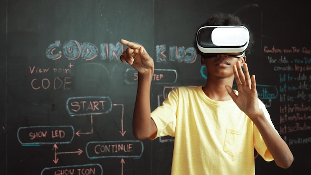Un étudiant africain utilise un casque VR pour apprendre l'innovation à Metaverse Edification