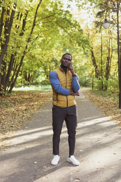 Étudiant afro-américain marchant dans le parc