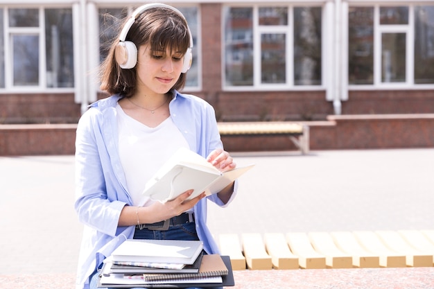 Étudiant au casque, lisant des notes