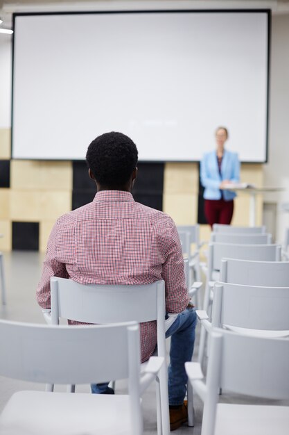 Photo Étudiant sur chaise